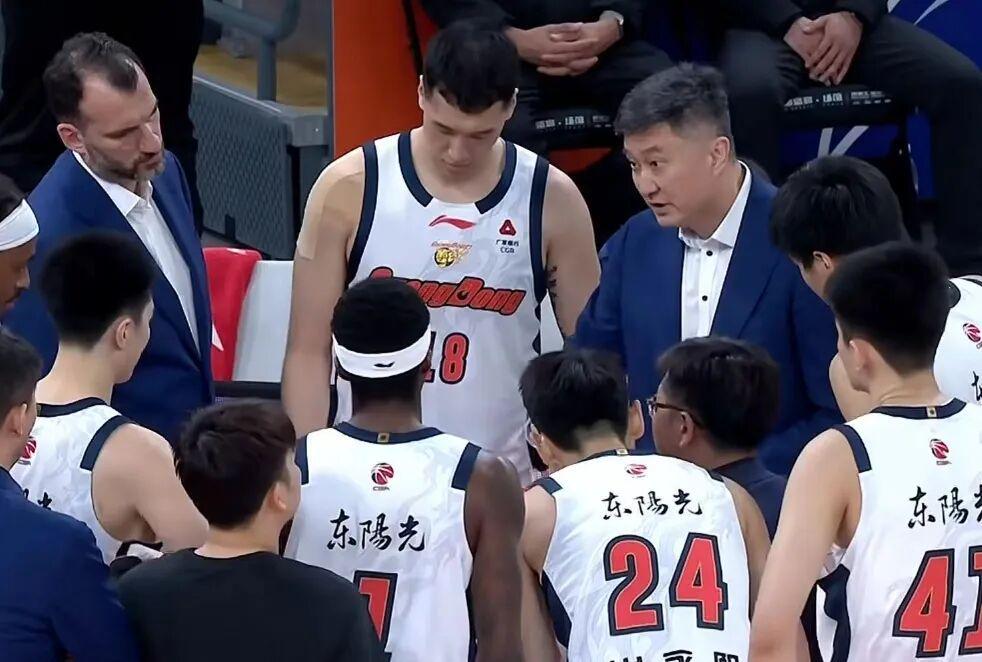 乐鱼专属体验-广东男篮大胜，张皓嘉正负值+49，陈家政亮眼 黄明依不受杜锋待见